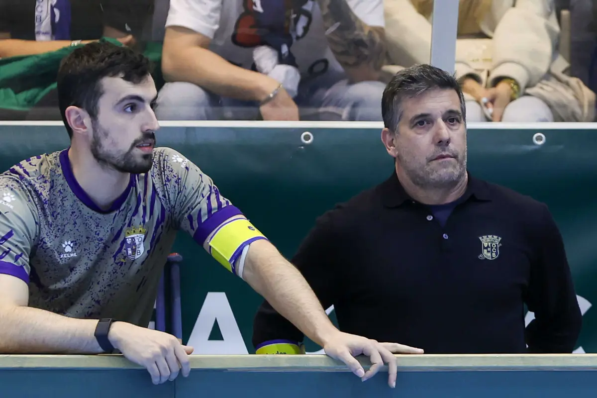 Rui Neto, treinador do OC Barcelos, à direita (Créditos: Global Imagens)