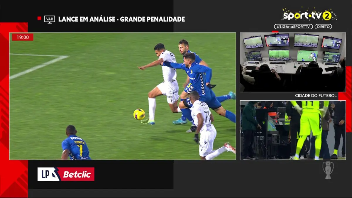 Imagem de contexto do artigo V. Guimarães-Nacional: empate com penálti polémico confirmado após revisão no VAR. Ora veja