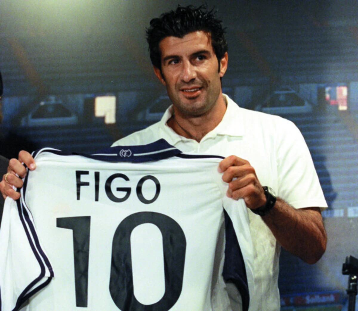 Figo quando assinou pelo Real Madrid (créditos: AP Photo)