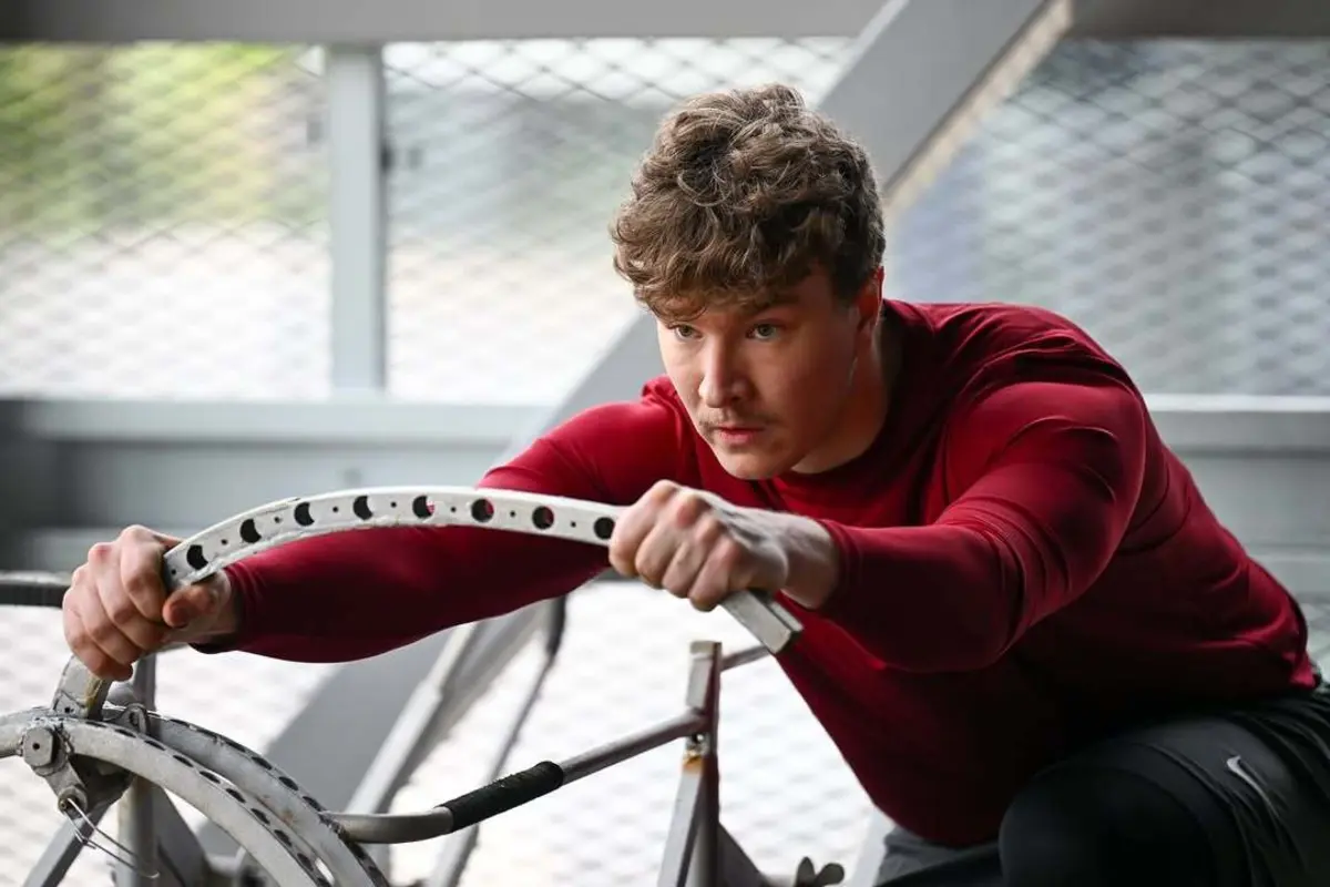 Renars Grantins, de 21 anos, sofreu um grave acidente nos jogos de inverno e quase ficou incapacitado