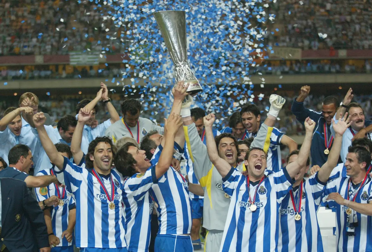 FC Porto ergueu a Taça UEFA em Sevilha (Créditos: Global Imagens)