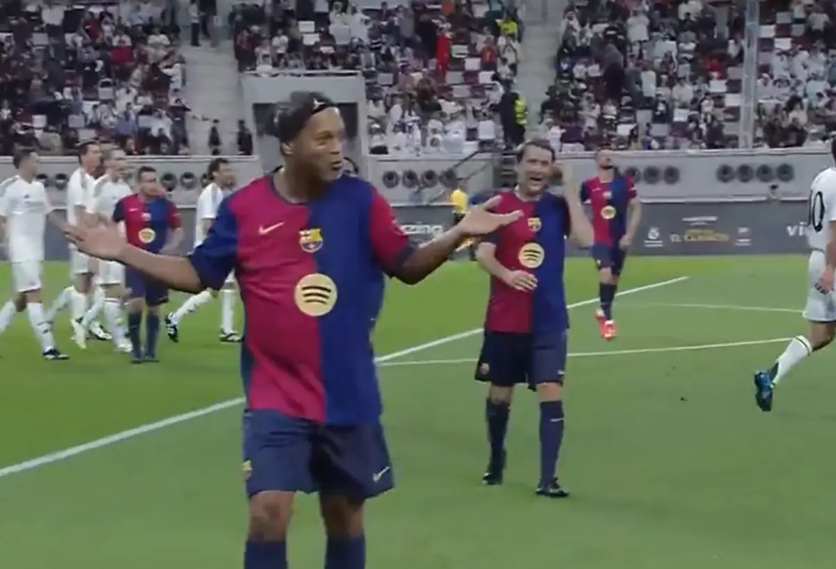 Imagem de contexto do artigo Faz lembrar os velhos tempos: Ronaldinho marca golaço num Real Madrid-Barcelona de lendas
