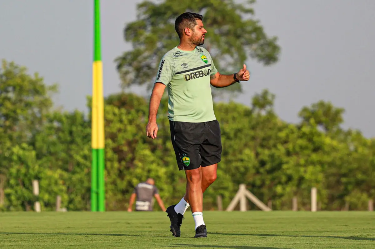 António Oliveira, treinador do Cuiabá