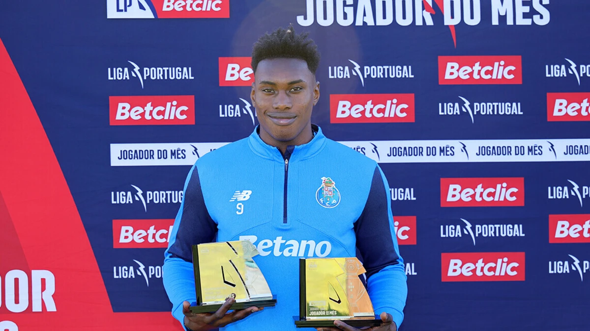 Imagem de contexto do artigo Samu recebeu os prémios de Avançado do Mês e Jogador do Mês de dezembro