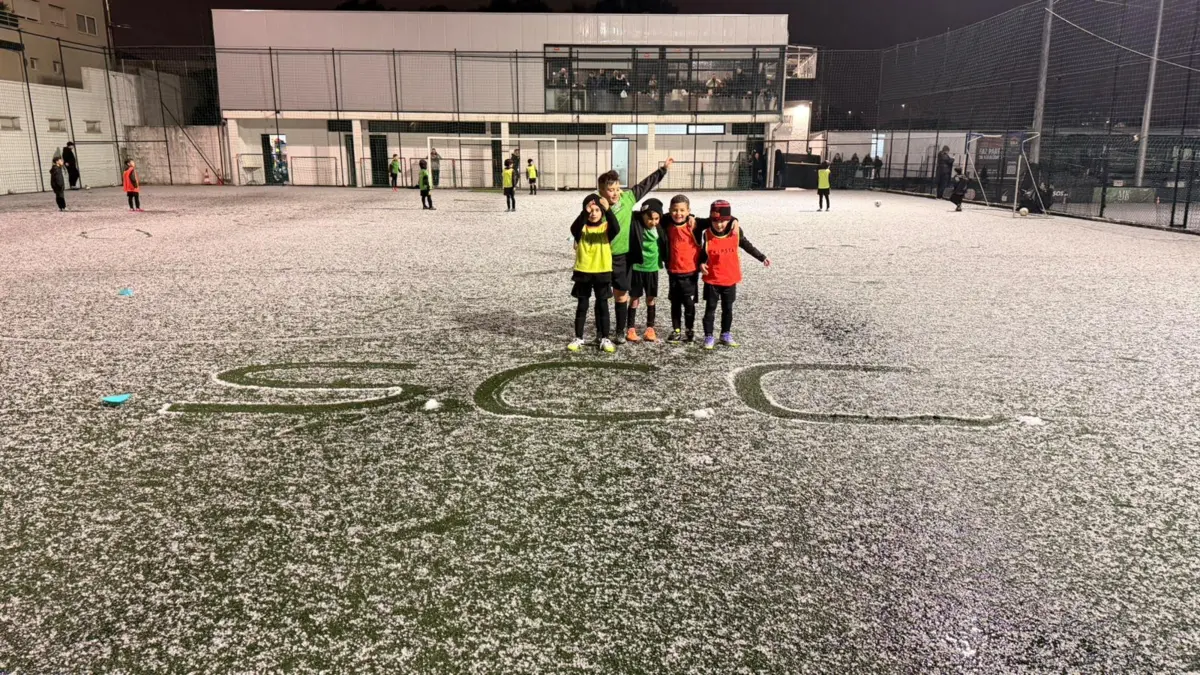 Queda de granizo deixou estádio do Coimbrões pintado de branco