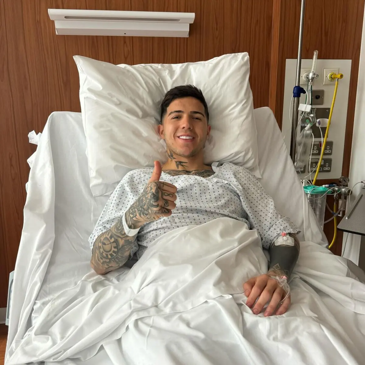 Enzo Fernández após a operação