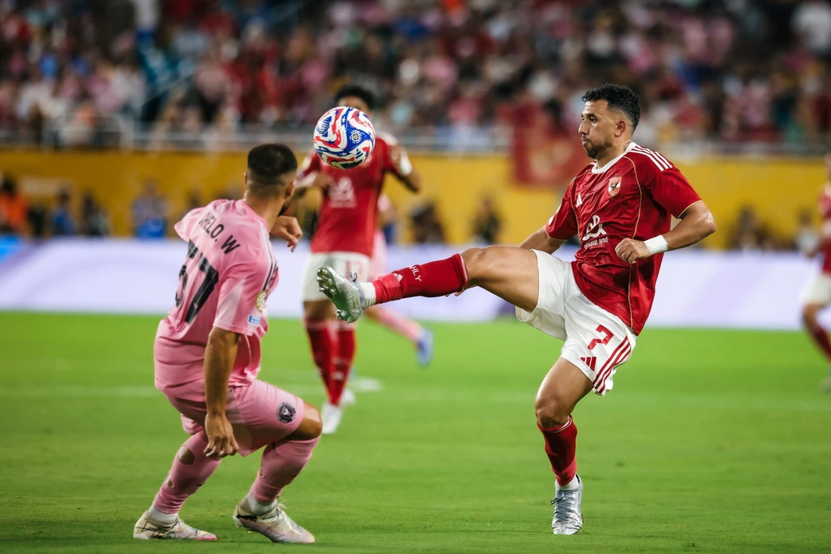 Trezeguet à direita