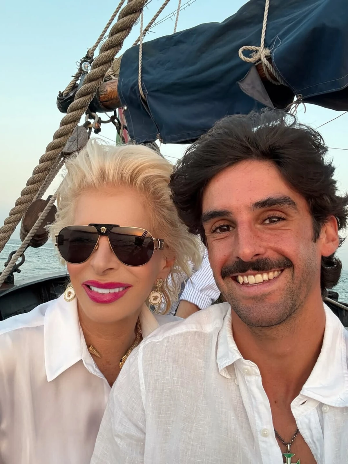 Imagem de contexto do artigo Trincão com Lili Caneças num veleiro de 1910 pioneiro no turismo marítimo