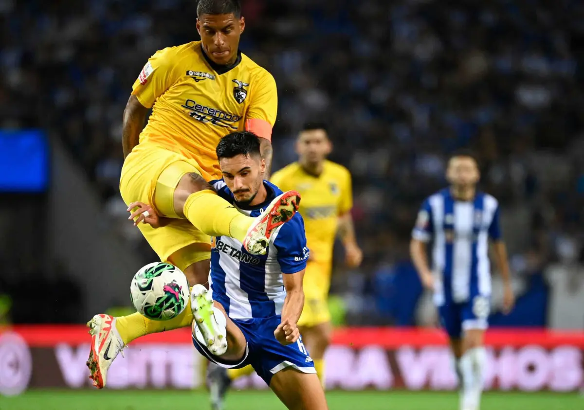 Carlinhos e Eustáquio no FC Porto-Portimonense (MIGUEL RIOPA / AFP)