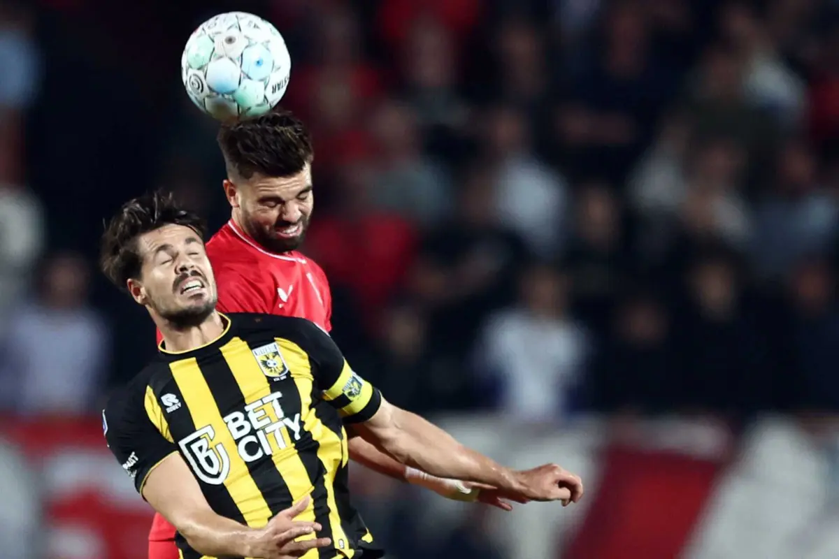 Marco van Ginkel, à esquerda (créditos: AFP)