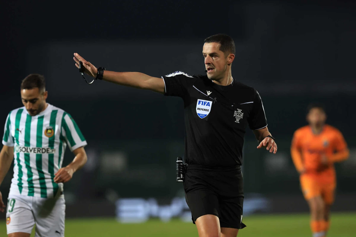 Imagem de contexto do artigo FC Porto "atira-se" à arbitragem de Gustavo Correia