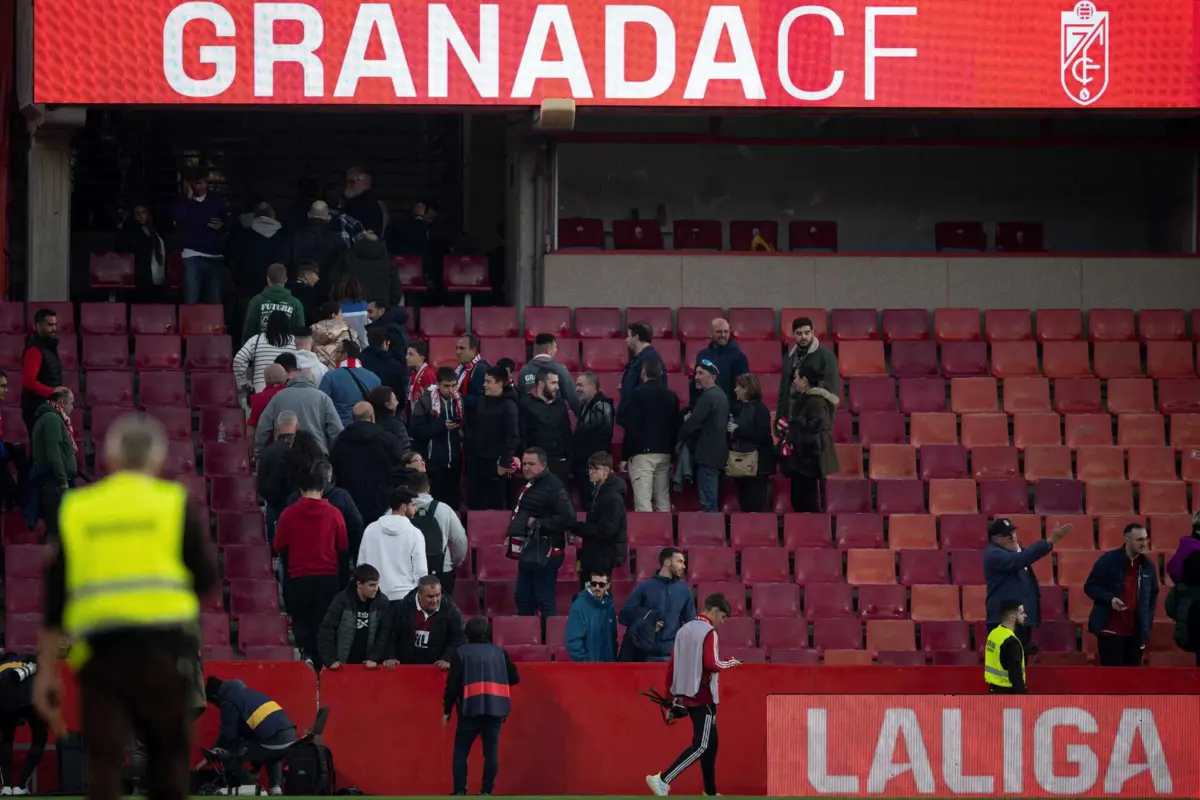 Adeptos deixam estádio do Granada (créditos: AFP)