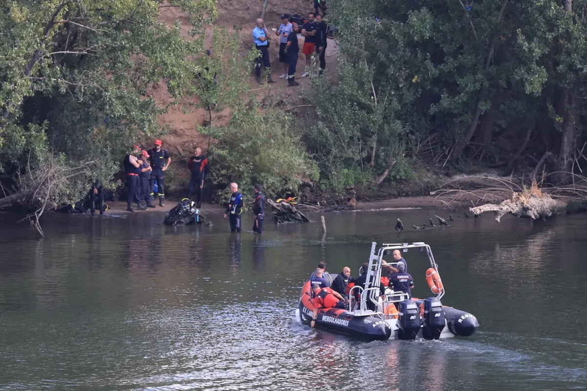 O helicóptero de combate a incêndios florestais amarou no rio Douro pelas 12:50