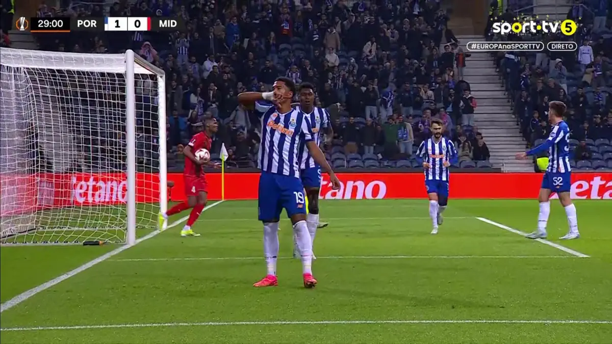 Imagem de contexto do artigo Cabeceamento de Namaso abre o marcador no FC Porto-Midtjylland. Ora veja