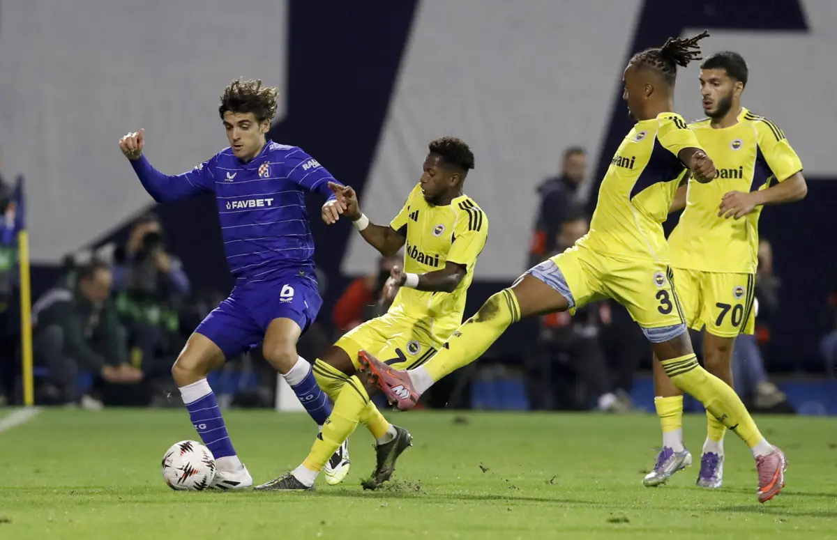 Gonzalo Villar à esquerda