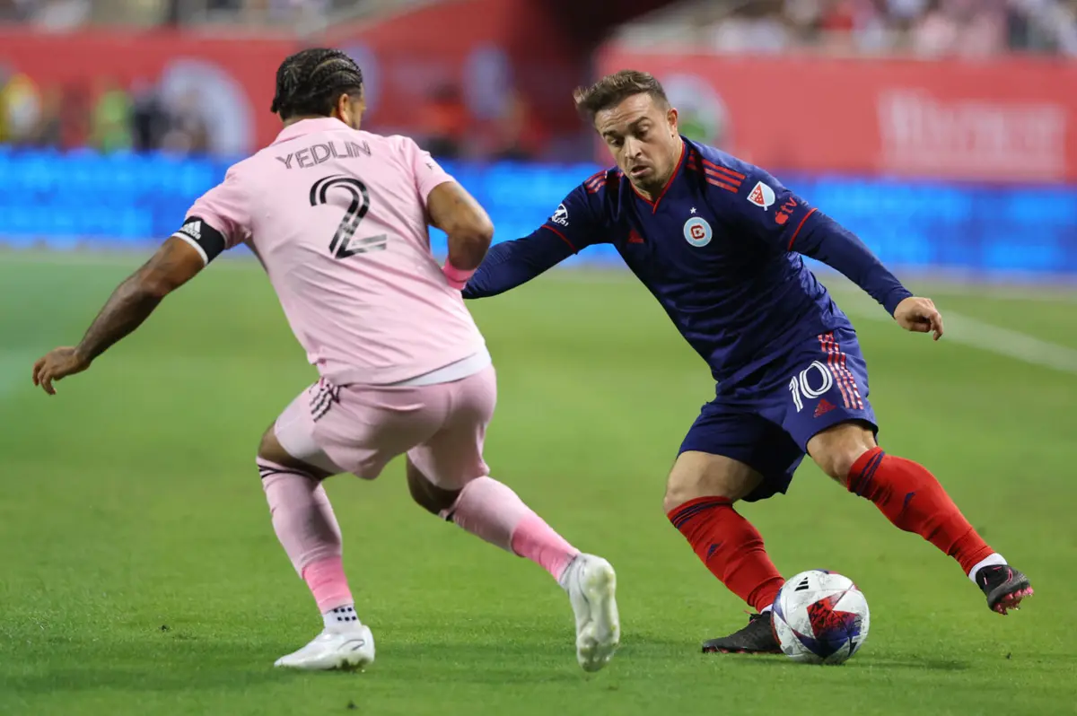 O internacional suíço Xherdan Shaqiri, aqui com a bola, bisou no desafio