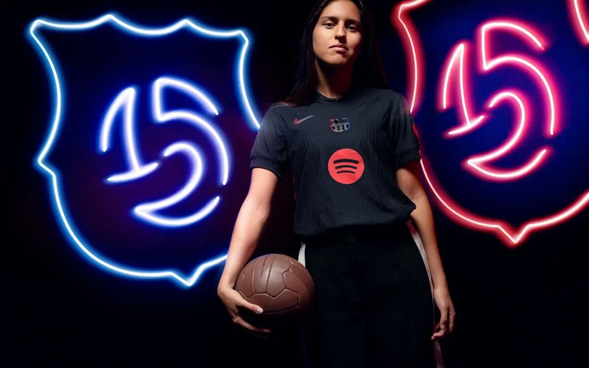 Imagem de contexto do artigo Kika Nazareth na apresentação do equipamento alternativo do Barcelona