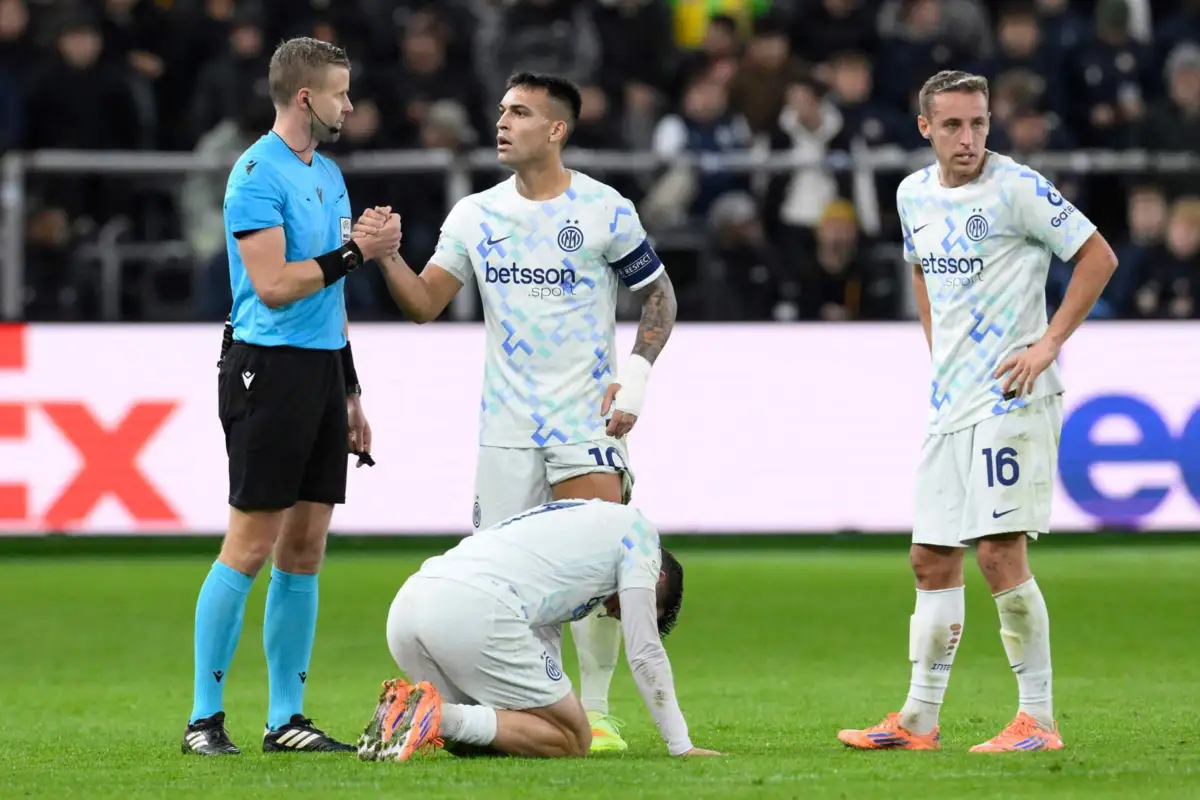 Glenn Nyberg cumprimenta Lautaro Martínez