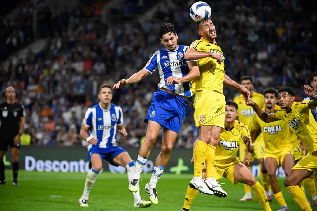 Eustáquio e João Aurélio disputam bola (créditos: AFP)