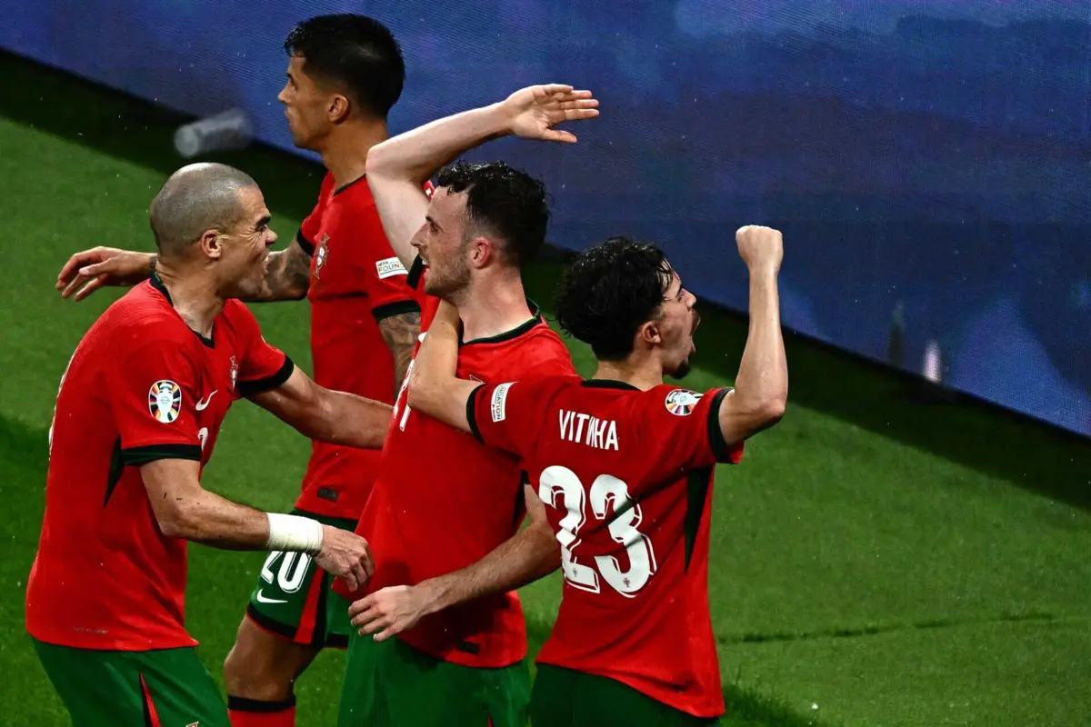 Diogo Jota celebra, mas o golo foi anulado ( créditos: GABRIEL BOUYS / AFP)