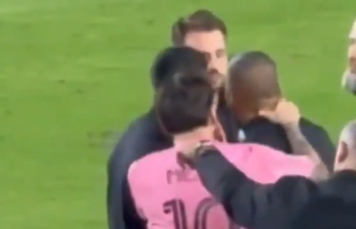 Imagem de contexto do artigo Messi muito exaltado: protestou com o árbitro e "apertou" pescoço a adversário