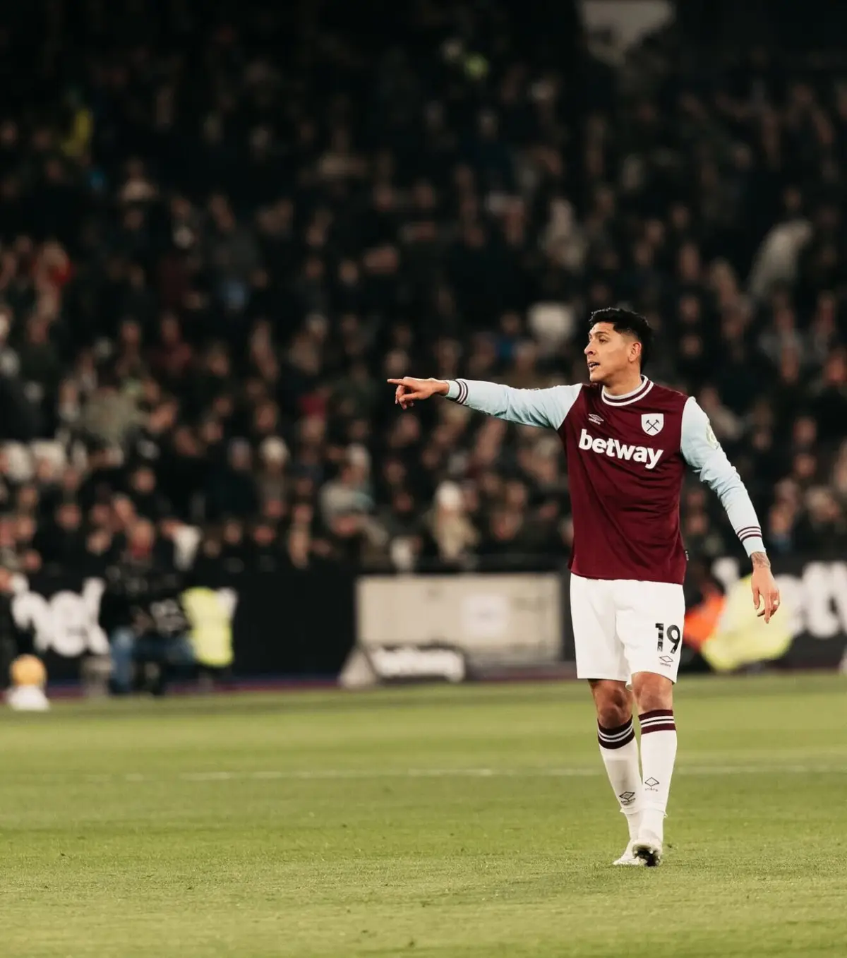 Imagem de contexto do artigo Fenerbahçe, rival do Benfica no play-off da Champions, avança por jogador da Premier League