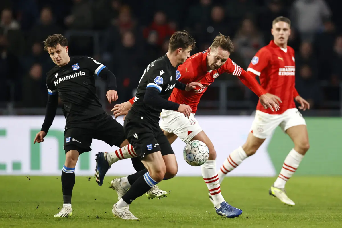 Luuk de Jong e Mats Kohlert no PSV-Heerenveen (Créditos Maurice van Steen ANP AFP)