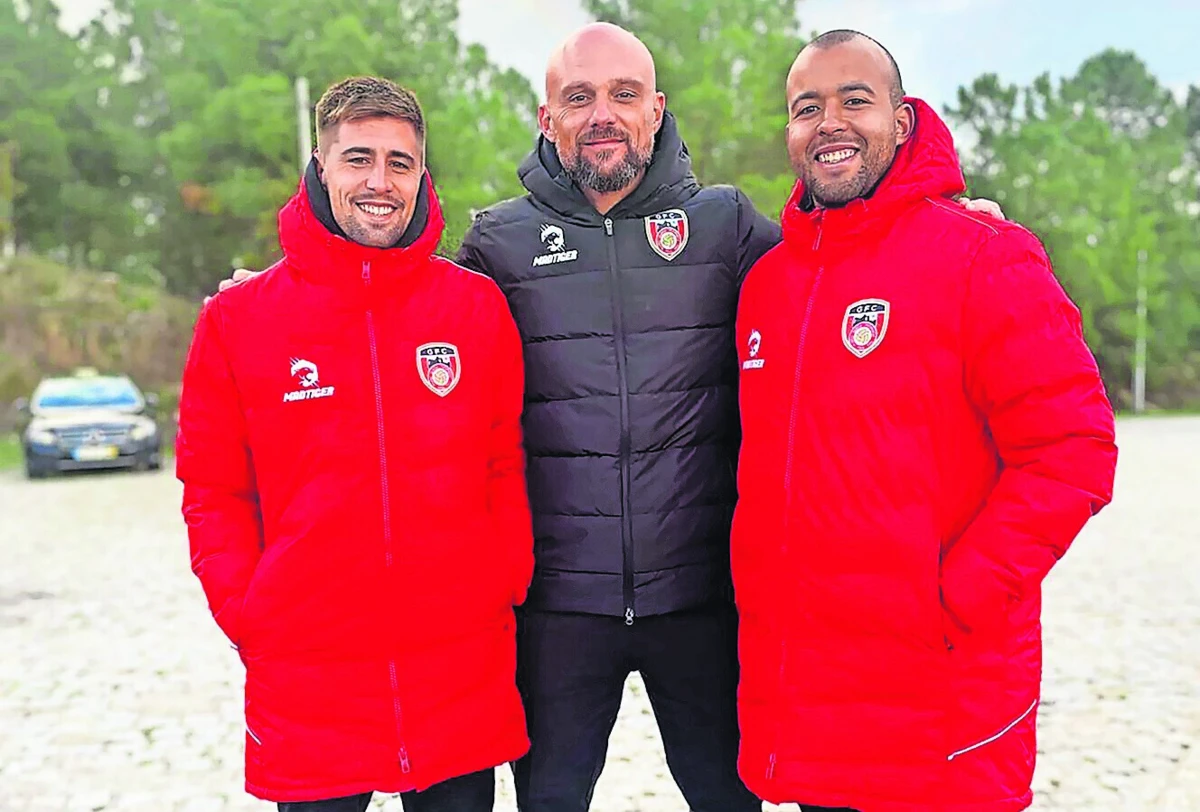 Ricardo Barão, ao centro, com o adjunto Rui Ferreira e Igor Rosário, treinador de guarda-redes