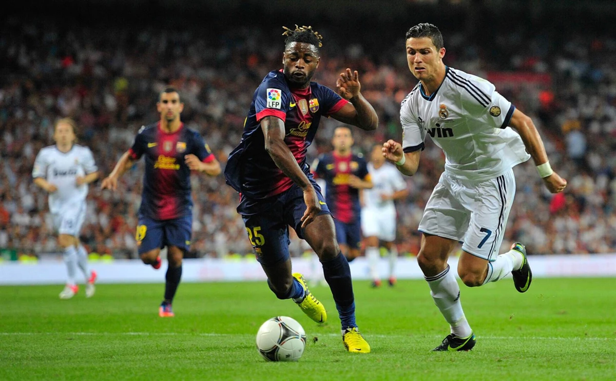 Alex Song em ação no "El Clásico", num confronto direto com Cristiano Ronaldo