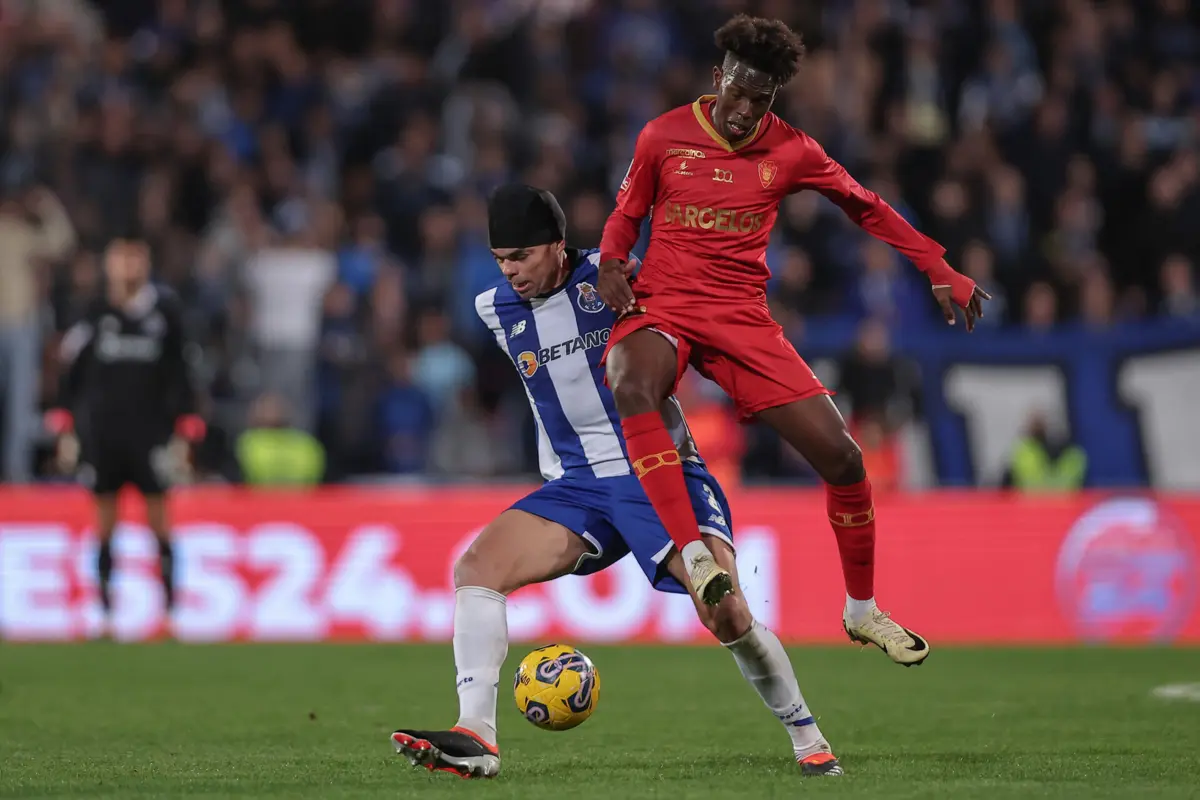 Félix Correia num duelo com Pepe (Créditos: Miguel Pereira/Global Imagens)