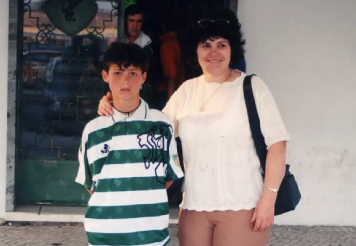 Imagem de contexto do artigo Três fotografias e legenda "especial": Ronaldo assinala assim o Dia da Mãe