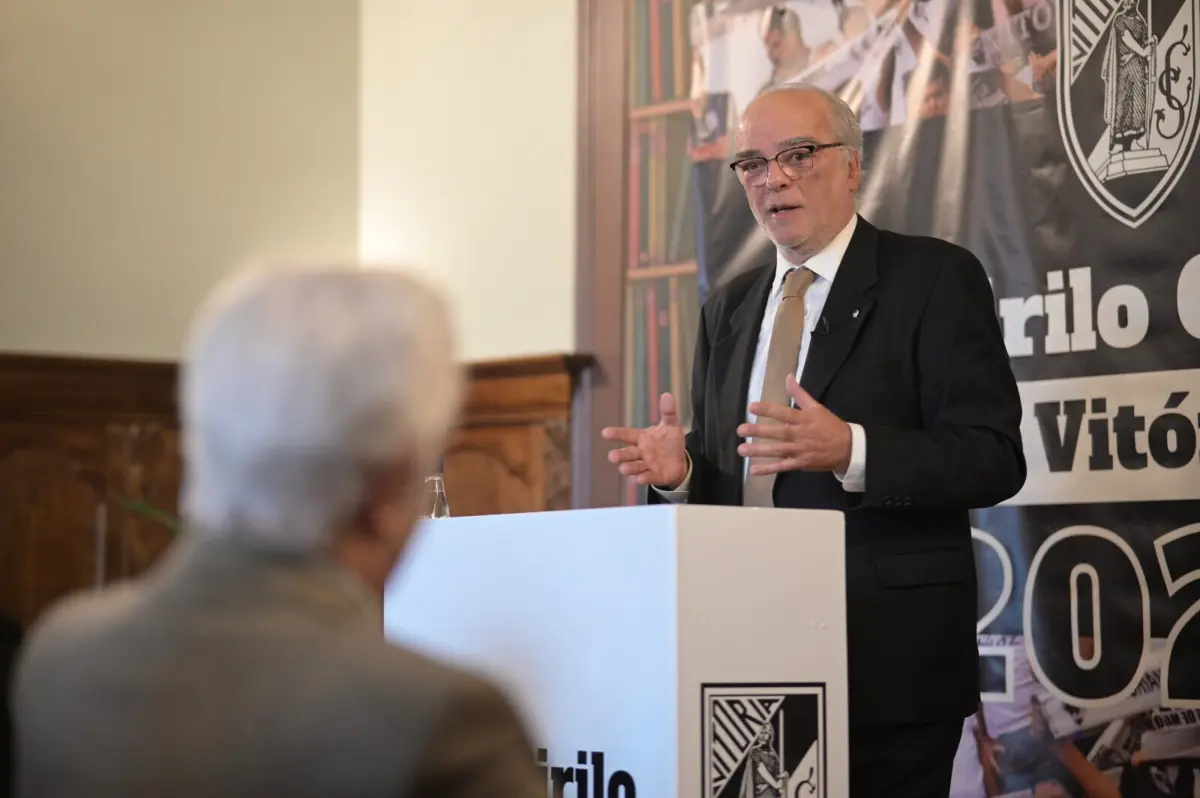 Imagem de contexto do artigo "Nove treinadores de futebol em três anos no Vitória? É isto a estabilidade?"