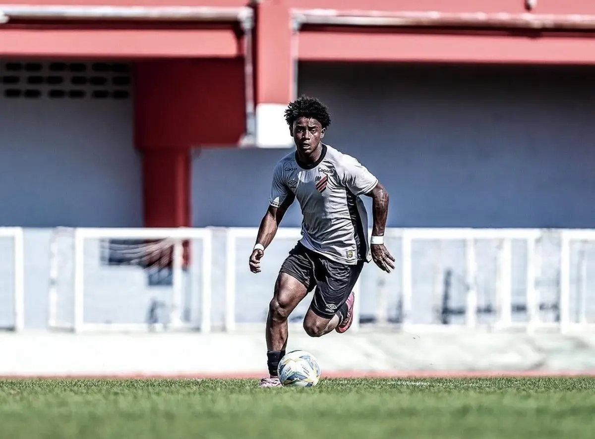 Imagem de contexto do artigo Benfica e FC Porto atentos a promessa do Athletico Paranaense, dizem no Brasil
