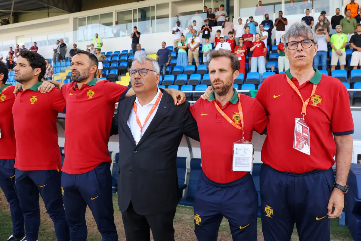 João Santos, selecionador nacional, à direita (Créditos: UEFA)