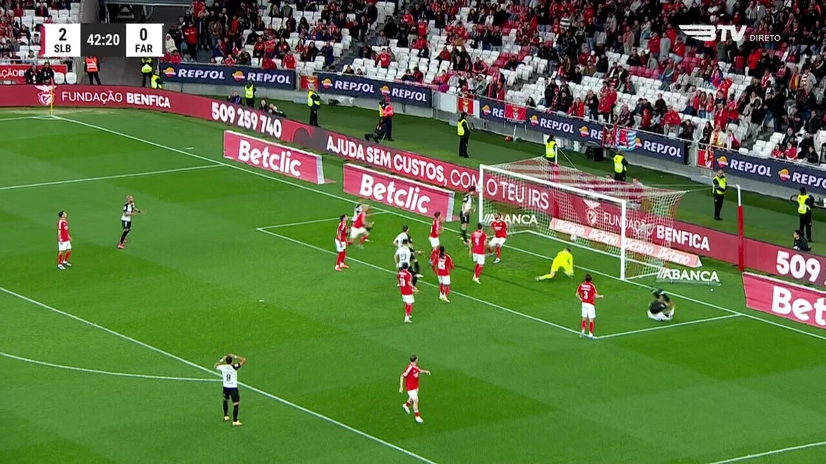 Imagem de contexto do artigo Benfica-Farense: Tomané à barra e Tomás Ribeiro reduz na recarga. Veja o golo