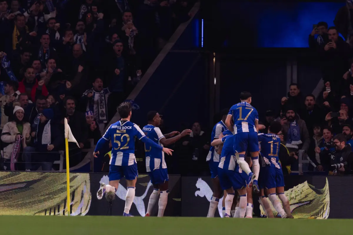 Jogadores do FC Porto festejam golo de Bednarek