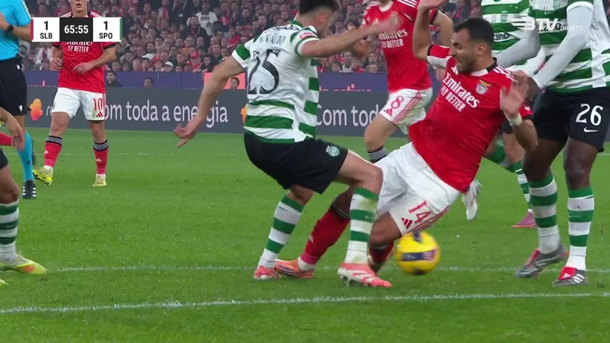 Imagem de contexto do artigo Benfica-Sporting: Gonçalo Inácio fica queixoso após pisão de Pavlidis