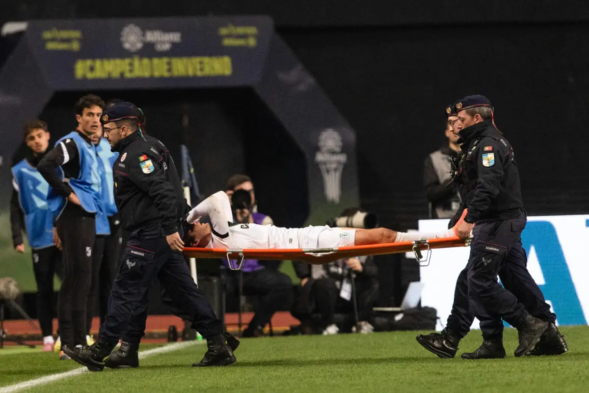 Eduardo Quaresma sai de maca (PAULO CUNHA/LUSA)