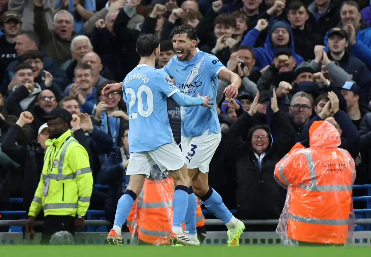 Rúben Dias festeja com Bernardo Silva