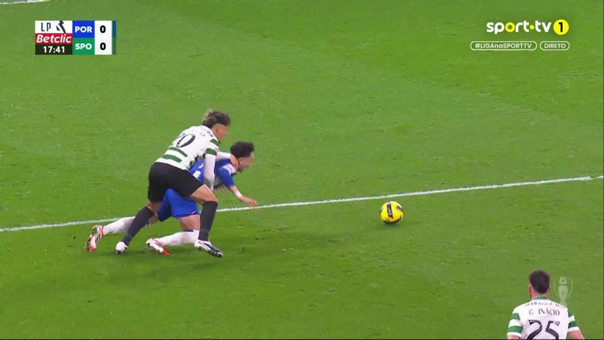 Imagem de contexto do artigo FC Porto pediu penálti neste lance entre Pepê e Maxi Araújo