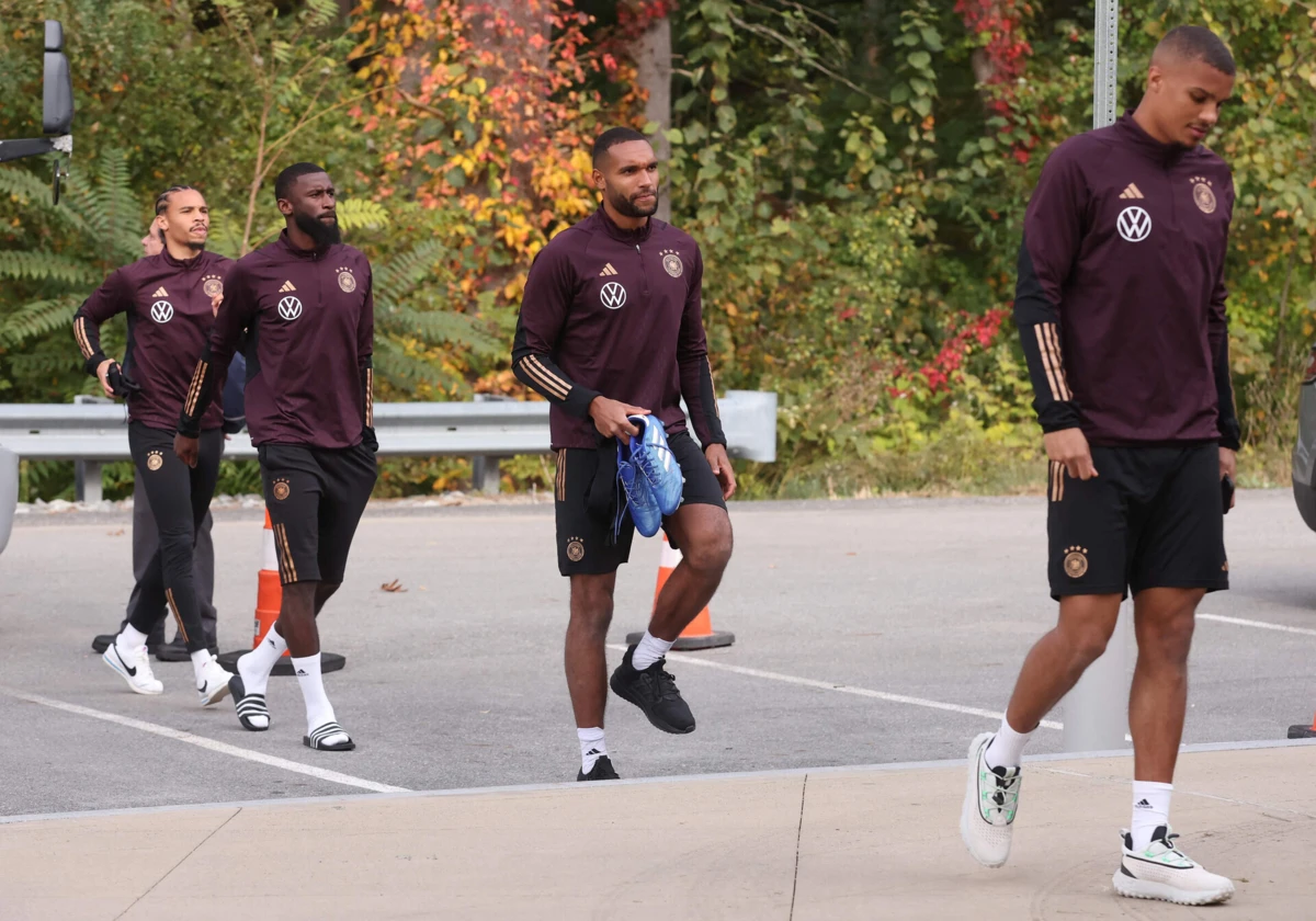 Jonthan Tah, seguido de Rudiger (Créditos:AFP)