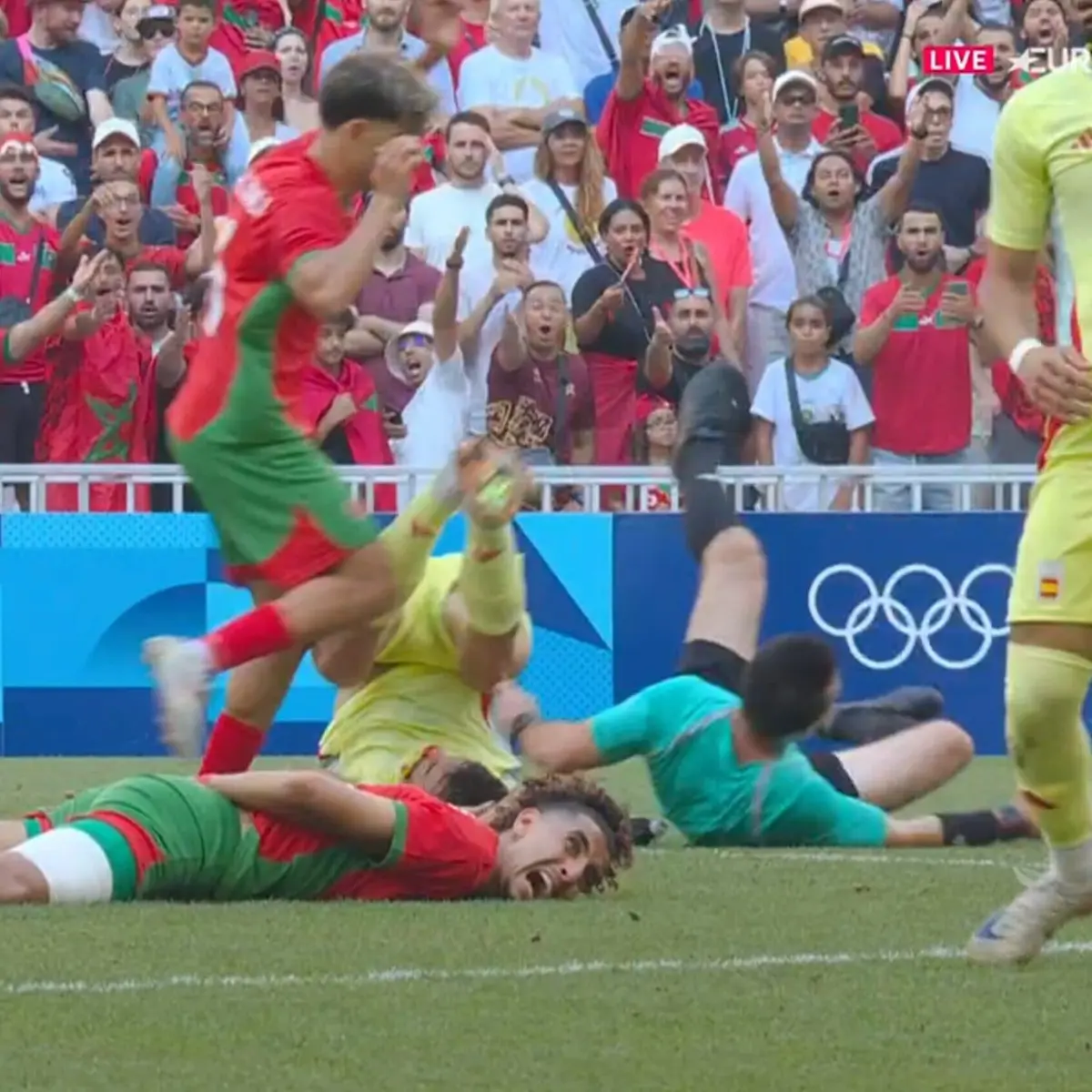 Imagem de contexto do artigo Insólito: jogador derruba e lesiona o árbitro do Marrocos-Espanha