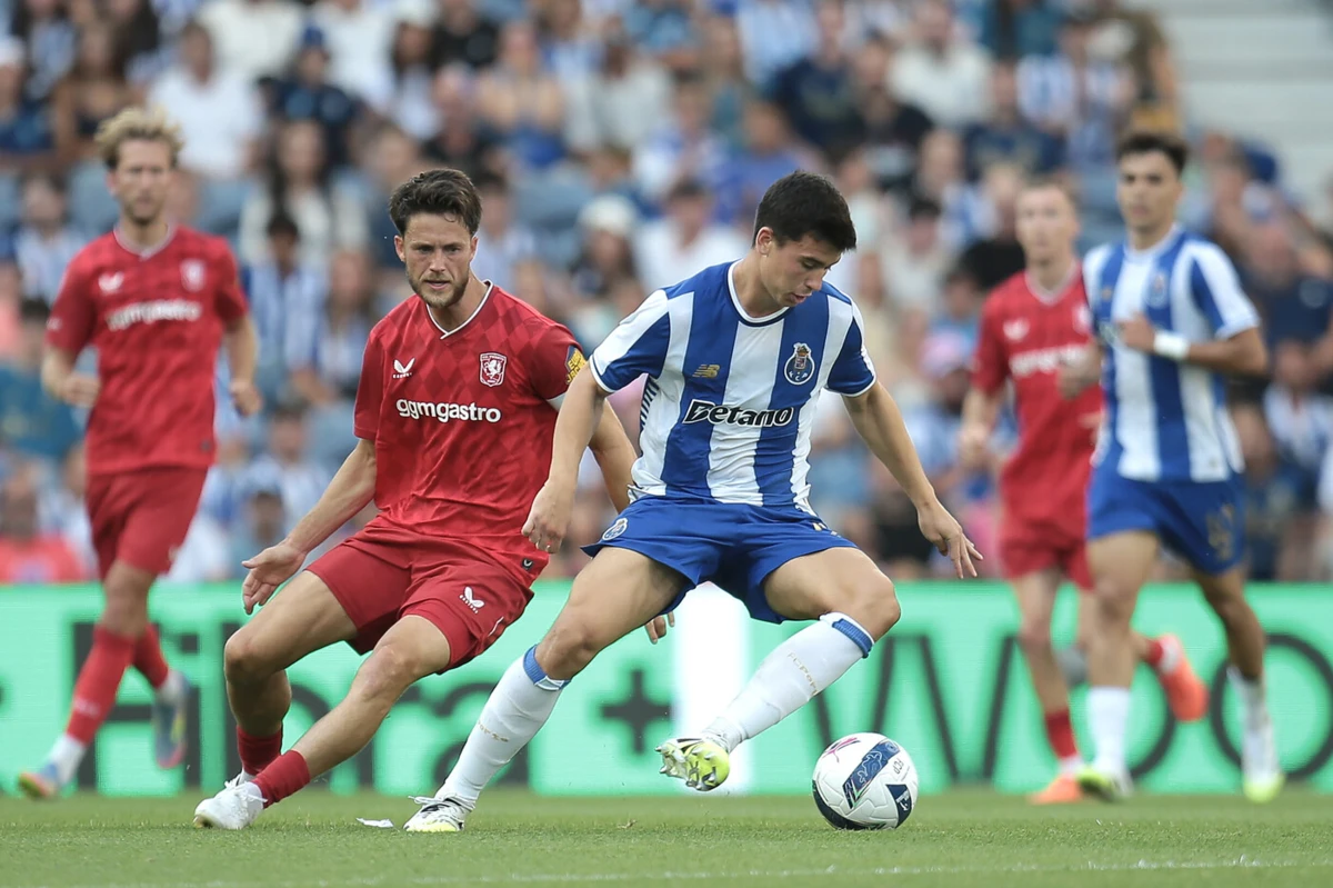 Wolfswinkel em ação no Dragão (Créditos: Lusa)