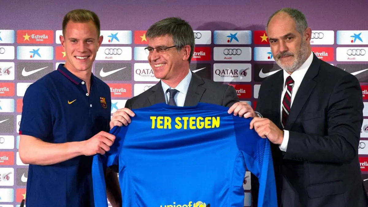 Ter Stegen, à esquerda, e Zubizarreta, à direita, no dia da apresentação do guarda-redes alemão como reforço do Barcelona, em 2014