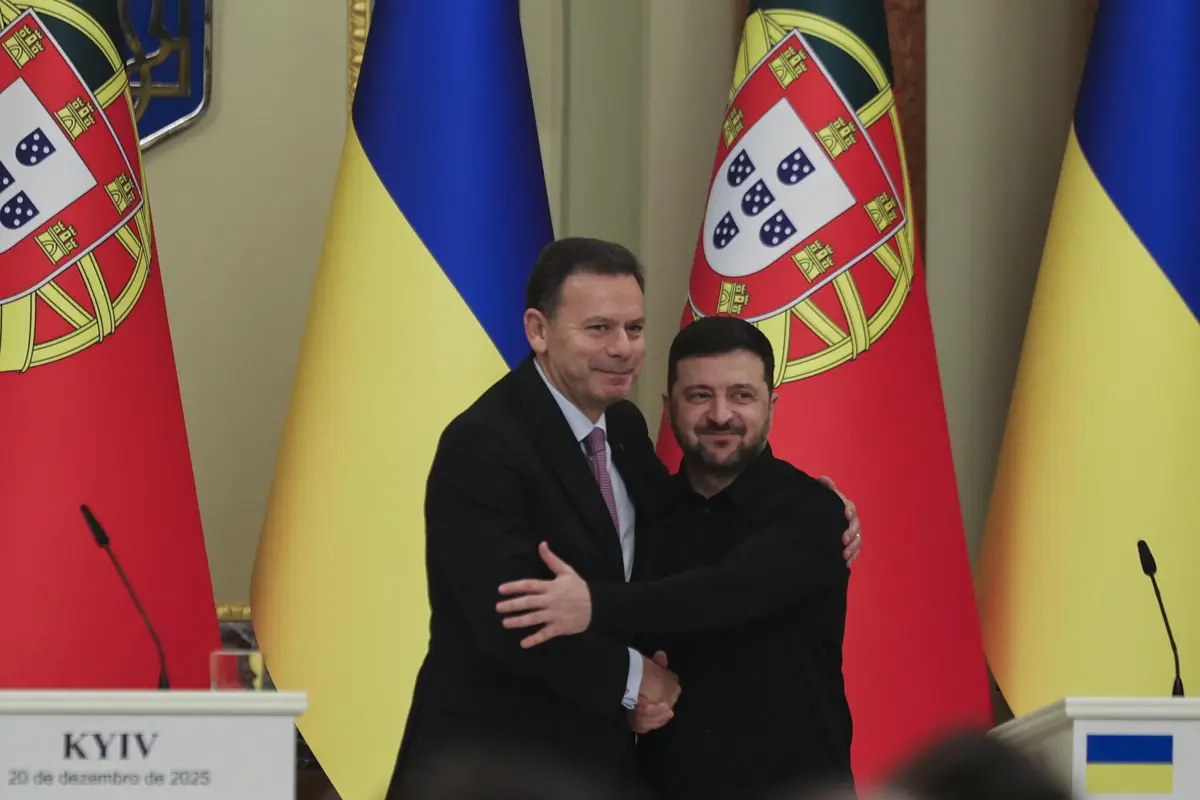 Luis Montenegro e Volodimir Zelensky durante a visita do primeiro-ministro português à Ucrânia