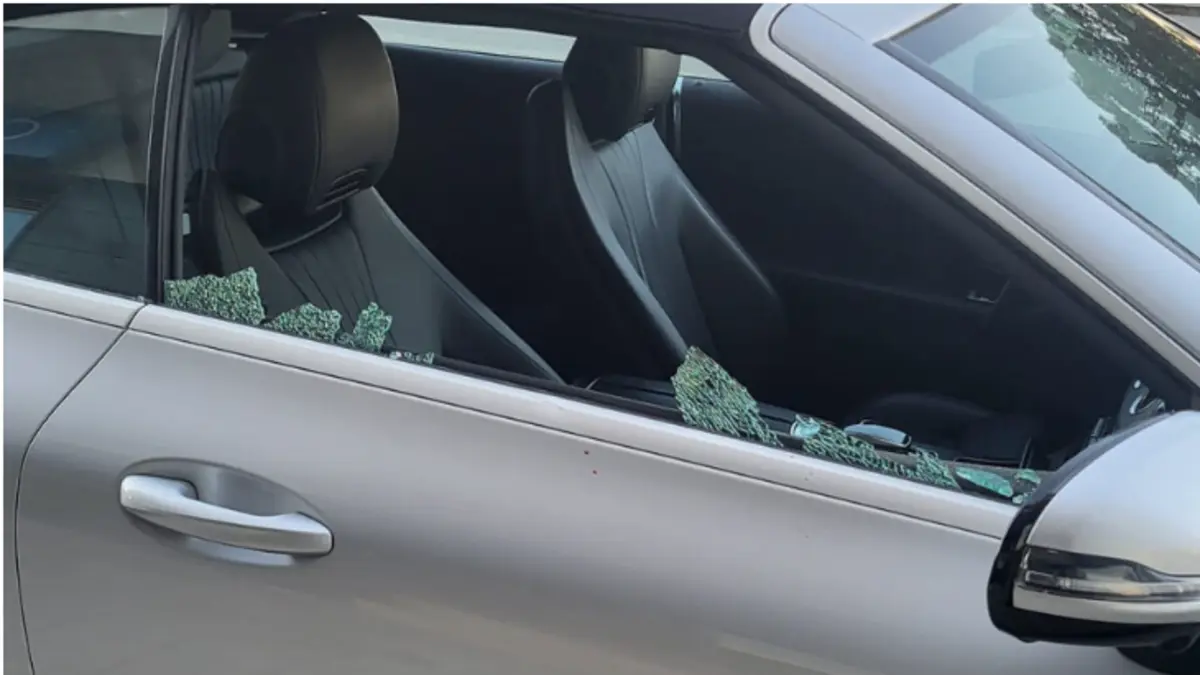 Carro vandalizado na Foz (Reprodução: Facebook)