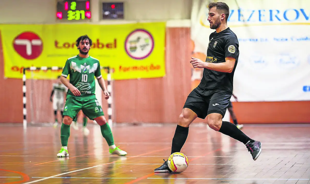 O camisola cinco chegou ao Ferreira do Zêzera na temporada 2020/21 e subiu com o clube ao escalão principal (Créditos: D.R.)