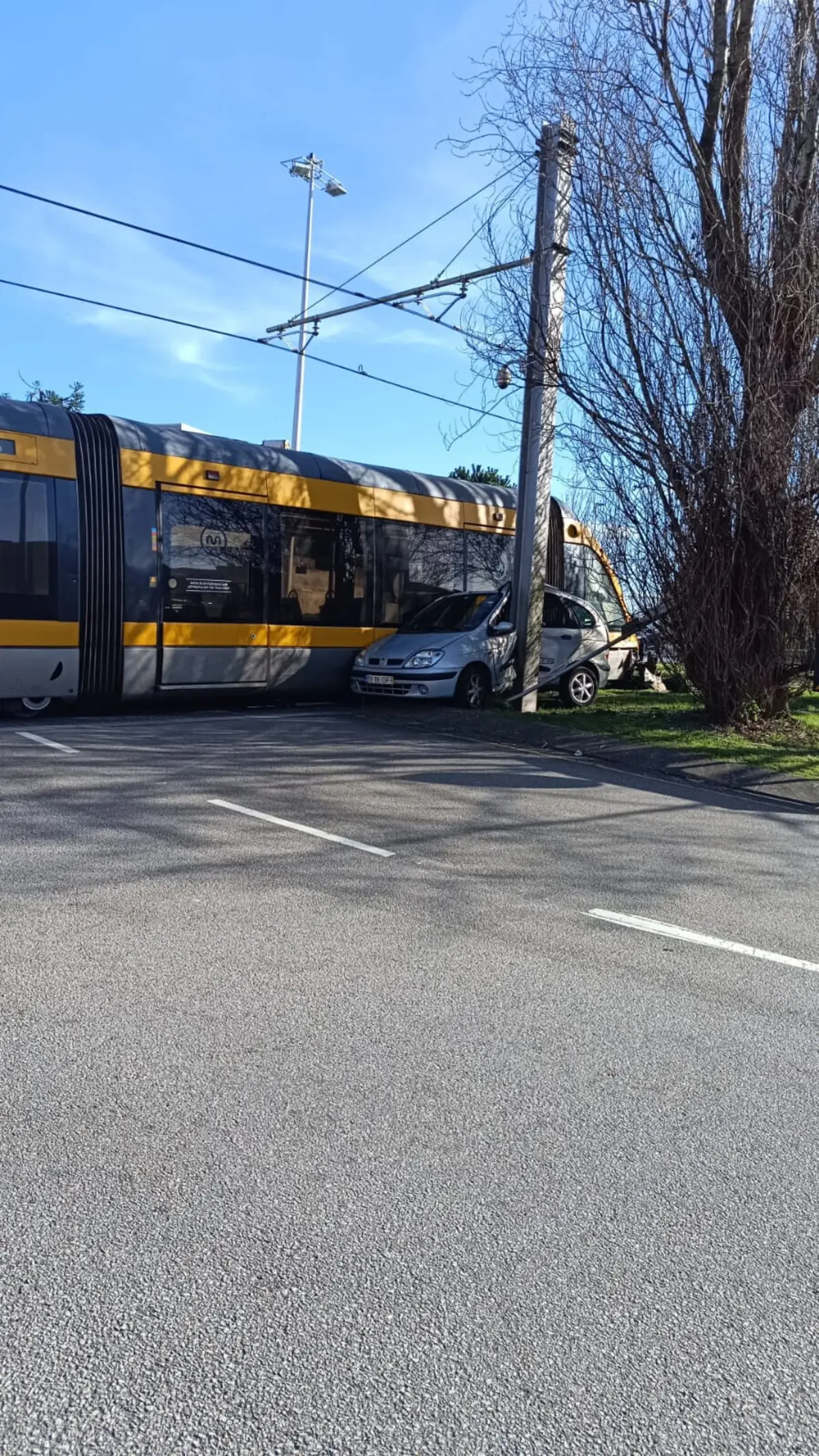 Imagem de contexto do artigo Composição do metro colhe carro em Rio Tinto