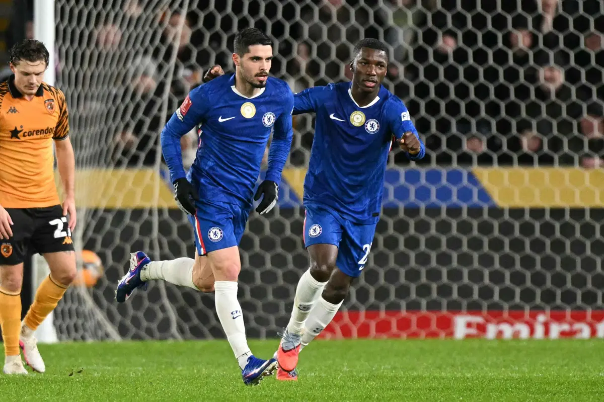 Pedro Neto e Moises Caicedo