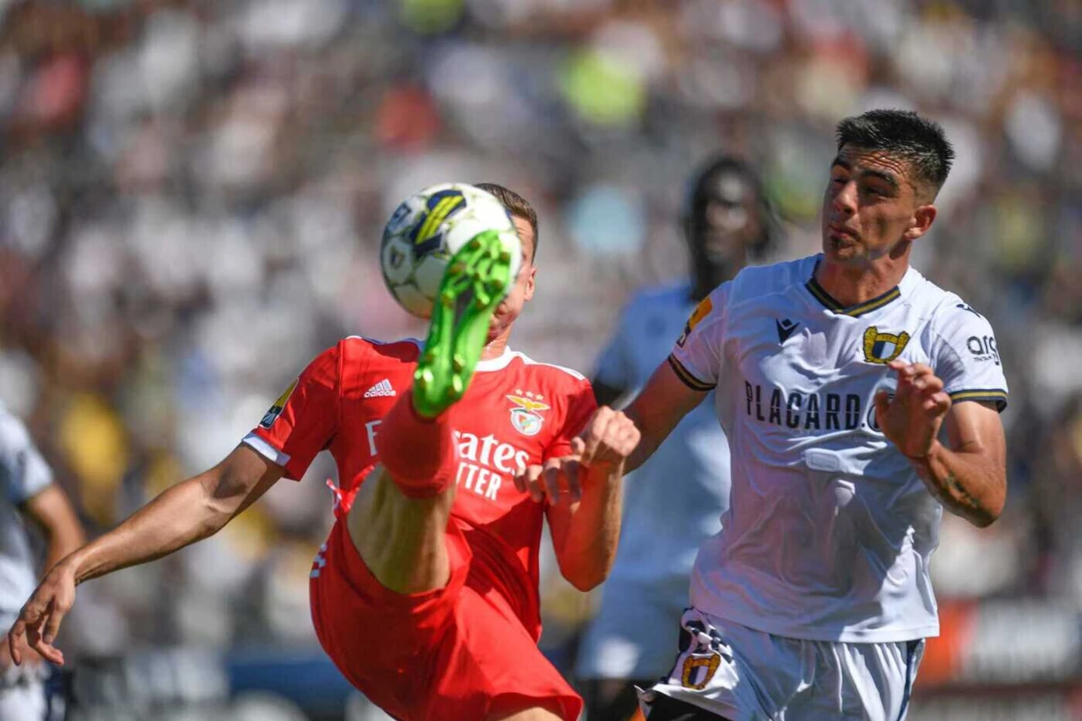 Hernán De la Fuente, à direita, ao serviço do Famalicão (Créditos: AFP)